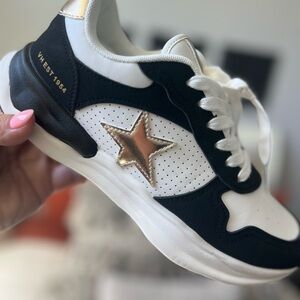 Vintage Havana Cloud Black and White Sneakers with Gold Star ⭐️ size 9